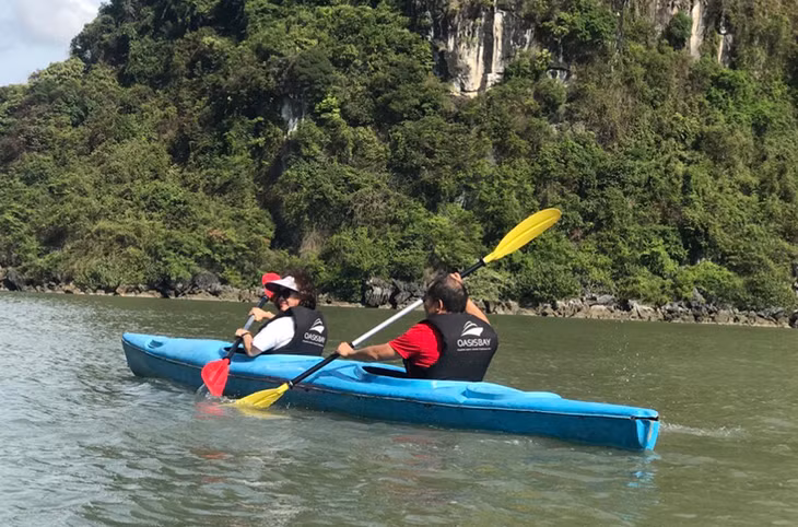 Tourists enjoy kayaking on Ha Long Bay 