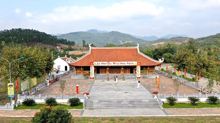 The construction of a new Thai Shrine is cariried out at the back of the old one's foundation.