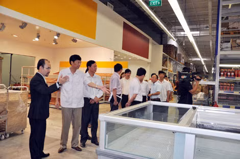 The Chairman of QNPPC Nguyen Van Doc ( the 2nd, on the left) is inspecting the construction progress of Metro Ha Long supermarket