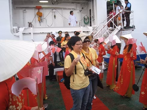 Foreign tourists come to Quang Ninh by sea (Photo: Internet)