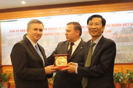 Chairman Nguyen Van Doc (R) and Silesian Governor Lukaszczyk Zygmunt (L)