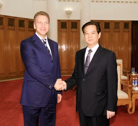 Prime Minister Nguyen Tan Dung meets visiting Russian First Deputy Prime Minister Igor Shuvalov who came to Viet Nam to attend an intergovernmental committee session yesterday. —VNA/VNS Photo Duc Tam