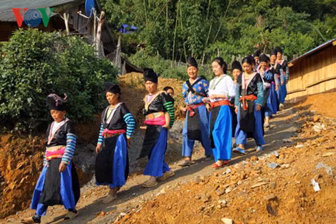 Voters from Ta Tong commune go to polling station (Photo: vov.vn)