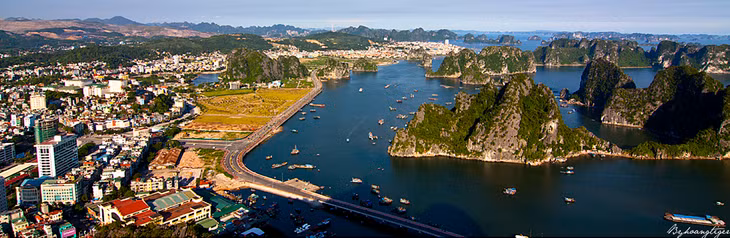 The lake looks like the heart of the city, surrounded by mountains and cultural constructions.
