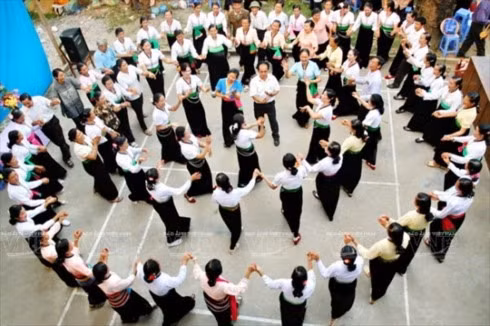 With gentle rhythms, Xoe Thai dancers form a circle around a festive flame and move to melodic traditional music. — Photo vov.vn