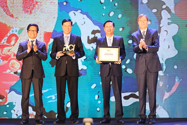 Quang Ninh's leaders (in the middle) received the Cup for the most competitive province in the country last year.
