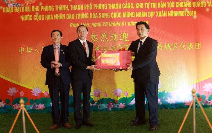Secretary Lu Haixin presented a gift to the People's Committee of Binh Lieu district.