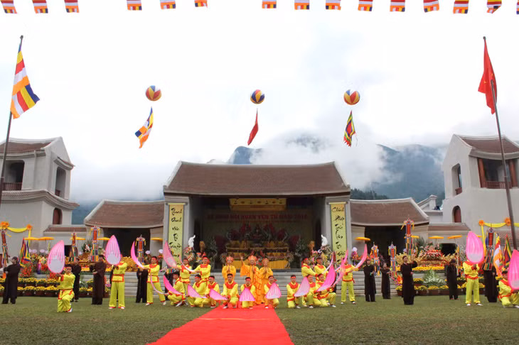 As one of the biggest and longest festivals of the year, Yen Tu Spring Festival often lures millions of pilgrims and tourists. 