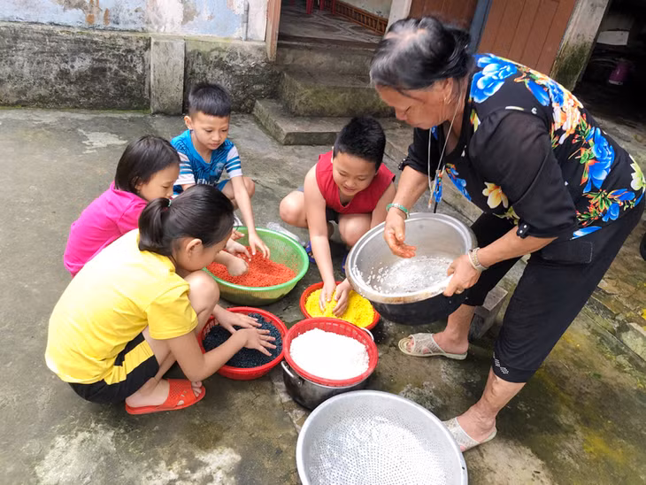 Children like making 3-color sticky rice
