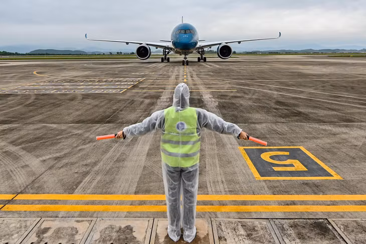 The plane landed at a separate location at the airport. Earlier, the wide-bodied Airbus A350 transported Ukraine’s people from Vietnam to their hometown for free then took Vietnamese citizens back home