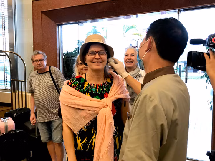 Foreign tourists's body temperatures are checked at Mithrin Ha Long Hotel