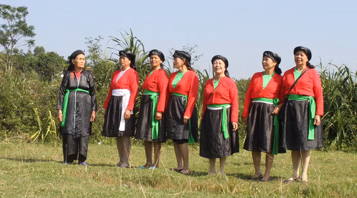 San Diu women in Binh Dan commune, Van Don district sing Soong co folk songs in the fields.