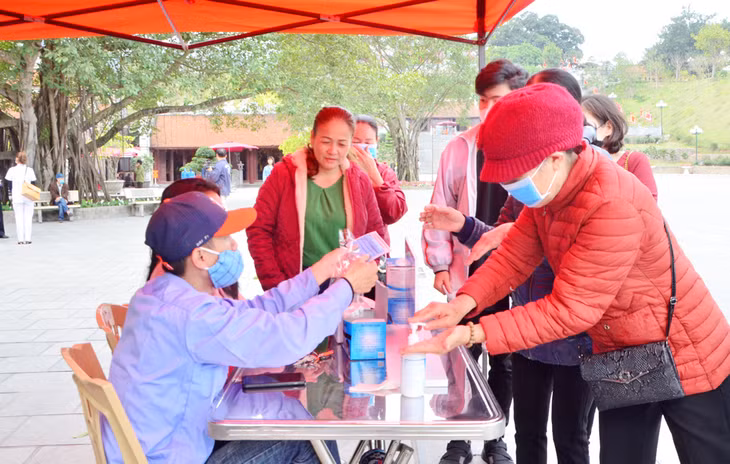 At the entrance of Cua Ong Temple, face masks and instant hand sanitizers are provided free to visitors