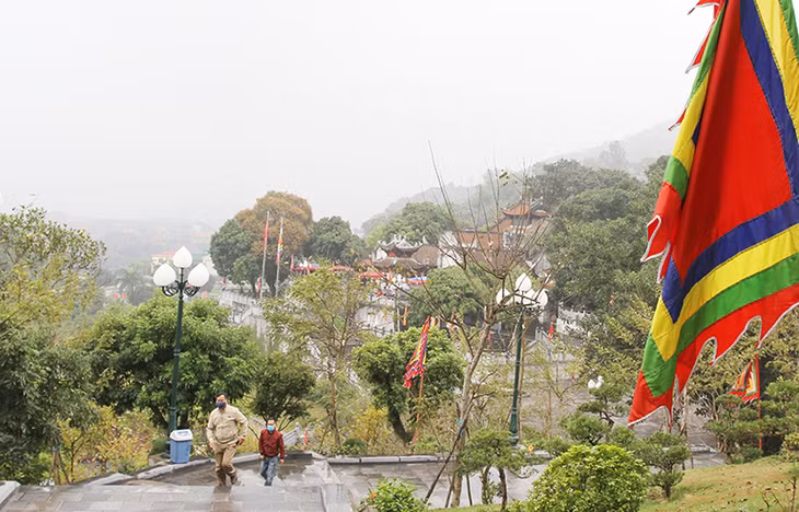 Visitors wear face masks when going to Cua Ong Temple
