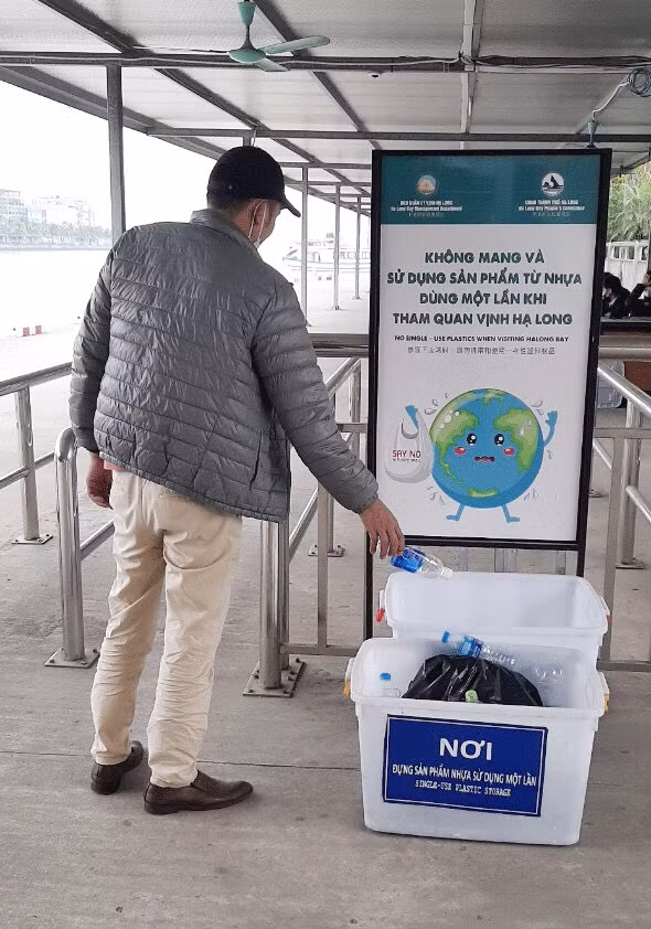 Ha Long Bay Management Board has arranged single-use plastic product storing bin at tourist ports. After visting Ha Long Bay, tourists can take their belongings back