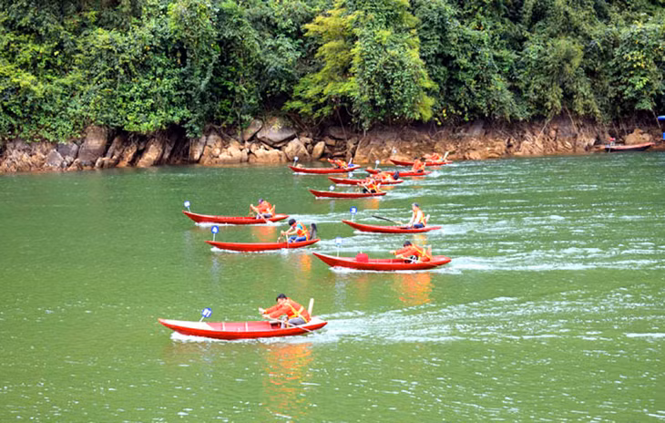 Attractive sightseeing tour on Ba Che river