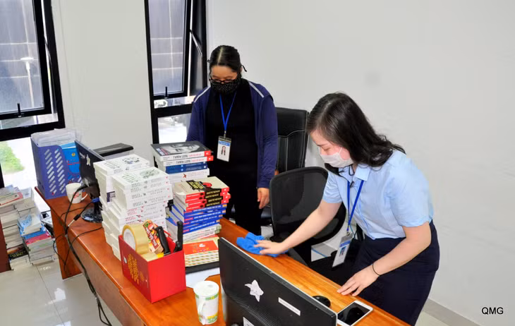 Quang Ninh Library staffs also cleaned their working areas with disinfectant water