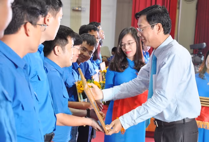 Secretary Nguyen Van Doc granted merits to excellent youth members.