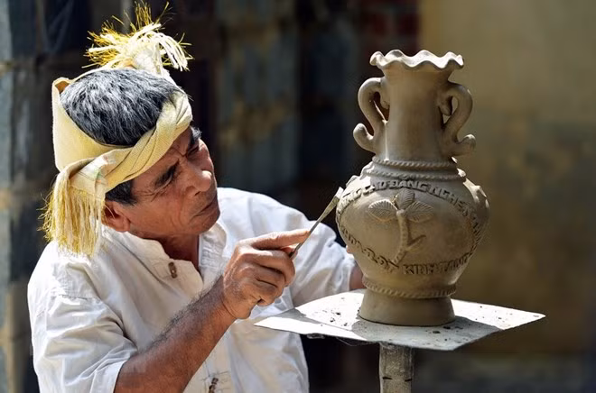 Photo: The art of Cham ethnic pottery making (Source: VNA)
