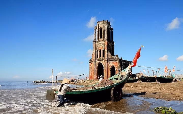  Hai Thinh Beach in Nam Dinh Province is a good suggestion for tourists who want to take photographs of traditional fishing villages.