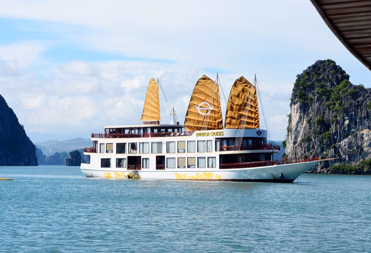  Tourist boats in Ha Long Bay (Photo: Ha Phong/baoquangninh.vom.vn)