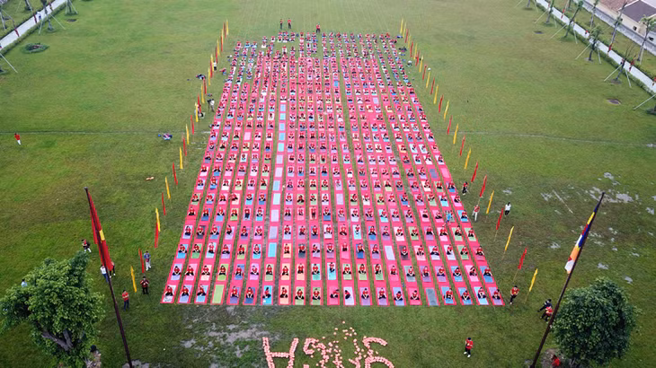 On the gala night of June 16, hundreds of people joined Aodai fashion shows and a yoga performance.