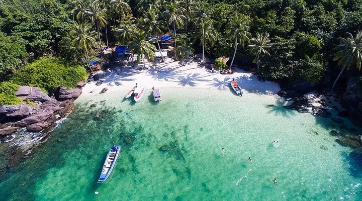  Hon Nua Island in Phu Yen Province is a good place for people who want to escape from the hectic bustle of urban life.
