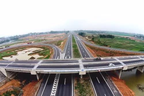 Minister of Transport Nguyen Van The has ordered relevant agencies to quickly complete necessary documents so that the ministry can approve 10 sub-projects that are part of the North-South Expressway in July as scheduled.— Photo vnexpress.net