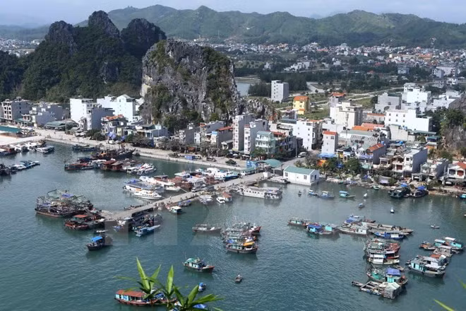 Quang Ninh province has envisioned turning the Van Don special administrative-economic zone into a smart and green island urban area. (Photo: VNA) 