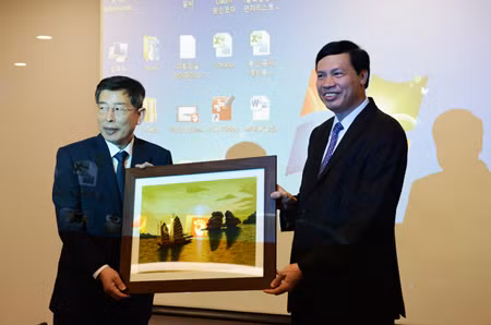 Quang Ninh's Chairman Nguyen Duc Long presented a gift to the EBS group's leader.