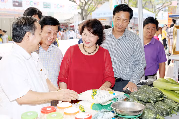 The Chairman of National Assembly of Vietnam, and Secretary of Quang Ninh Provincial Party's Committee Nguyen Van Doc, as well as other delegates visited one of the goods booths at the OCOP fair 2016.