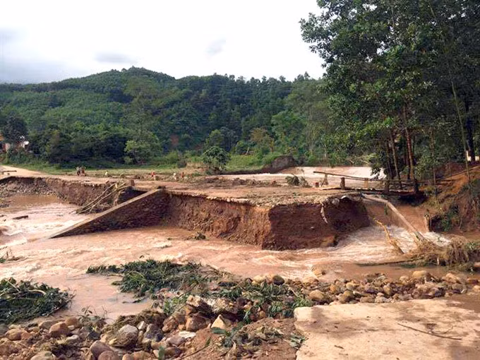 Torrential rains destroyed a road in Ba Che District of the north eastern province of Quang Ninh.— VNA/VNS Photo Van Duc