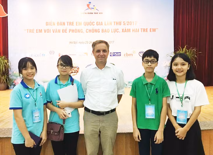 4 oustanding pupils of Quang Ninh with the representative of UNICEF's office in Vietnam.