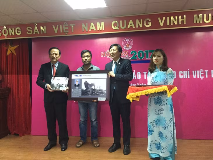 Vietnamese Journalists Association received documents and objects related to journalism, journalists and their families. (Source: CPV)