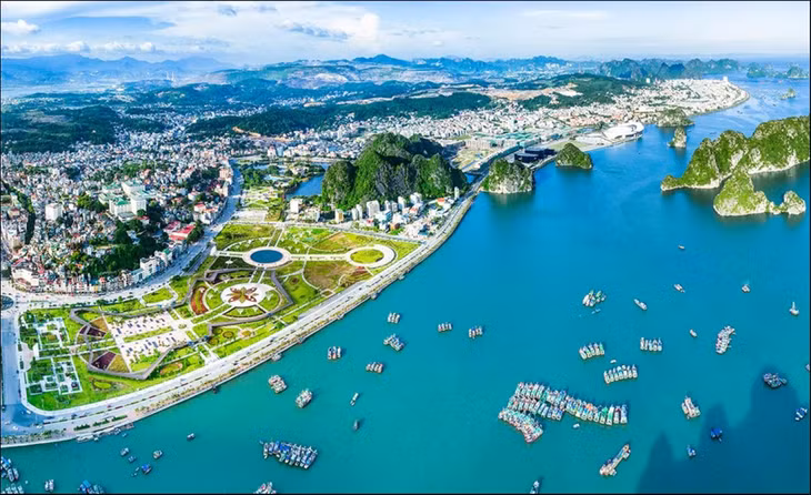 The city on the bank of Ha Long Bay. Photo: Nguyen Thanh Chung