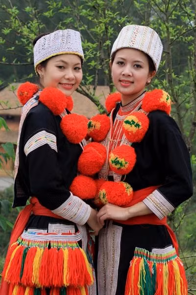 Two Red Dao girls in colorful costumes. In Vietnam, the population of Dao people is not big but the villages of Dao people spread from the northern mountainous provinces such as Cao Bang, Ha Giang, Lao Cai, Yen Bai, Lai Chau, Tuyen Quang to some midland provinces like Phu Tho, Vinh Phuc and Hoa Binh. 