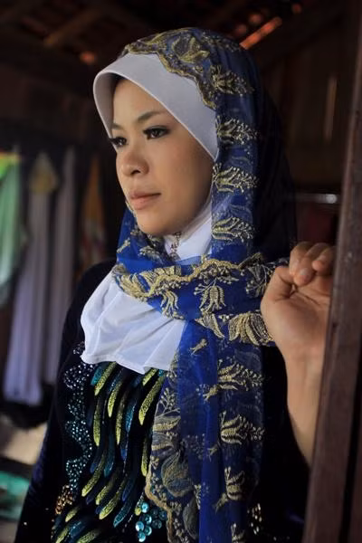 Hre people live in the central province of Quang Ngai and Binh Dinh. They like wearing jewelry in bronze, silver and beads.