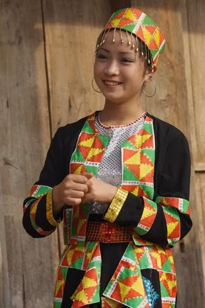 The Lo Lo people mainly live in the northern mountainous provinces of Ha Giang, Cao Bang and Lao Cai. 