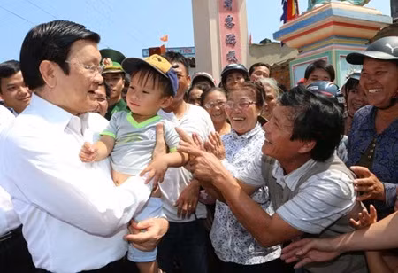 President Truong Tan Sang visits Ly Son island district in the central province of Quang Ngai yesterday. — VNA/VNS Photo Nguyen Khang