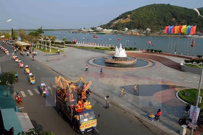 A parade to celebrate the 2016 National Tourism Year in Ha Tien town, Kien Giang province (Photo: VNA)