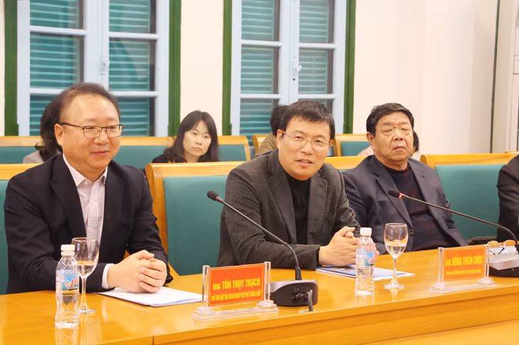 Mr. Hong Tianzhu- Chairman of Texhong Group (in the middle)