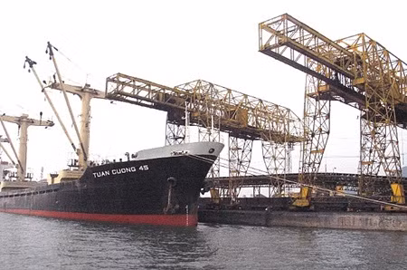 A ship docks at the Cam Pha Port in northern Quang Ninh Province. -- baoquangninh.com.vn