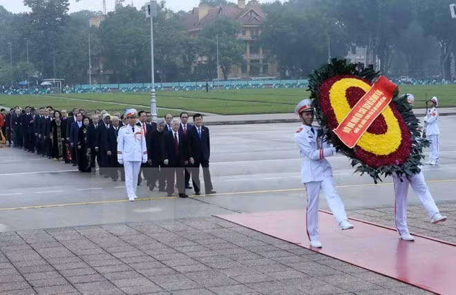 Leaders pay tribute to late President Ho Chi Minh at his mausoleum on Feb. 3 (Photo: VNA)