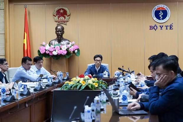 Deputy Prime Minister Vu Duc Dam chairs the urgent meeting. (Photo: VNA)