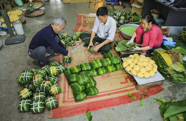 Tranh Khuc village in Thanh Tri district on the outskirts of Hanoi is famous for producing Chung cake, the traditional food of Tet. With the festival fast approaching, these days see artisans hurriedly wrap cakes as they prepare items for the special occasion.