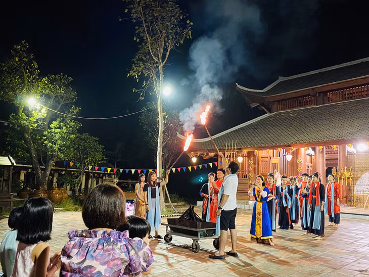 A festive night at Nuong village.