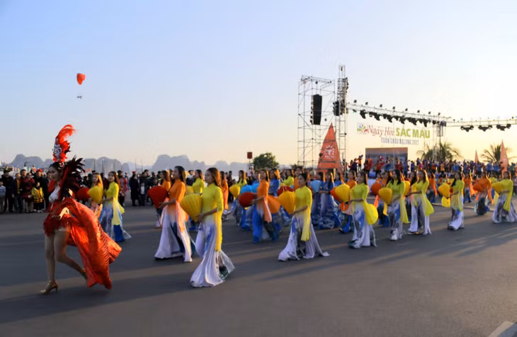 The carnival parade showcases a total of six performance sections, running with the theme of “Ha Long – the aspiration of flying dragons”.