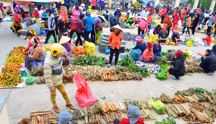 This market features the Viet, Dao, Tay and San Chi ethnic groups.