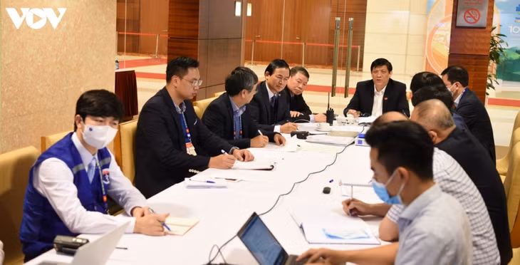 Health Minister Nguyen Thanh Long hosts an online meeting with heath experts and medical workers from Hai Duong, and Quang Ninh, the current coronavirus hotspots in Vietnam.