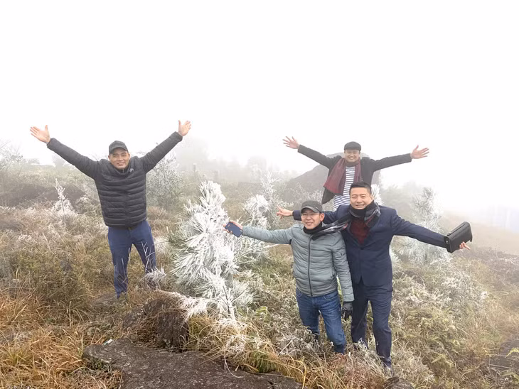Travellers feel excited at Landmark No. 1337 in Hai Ha district.